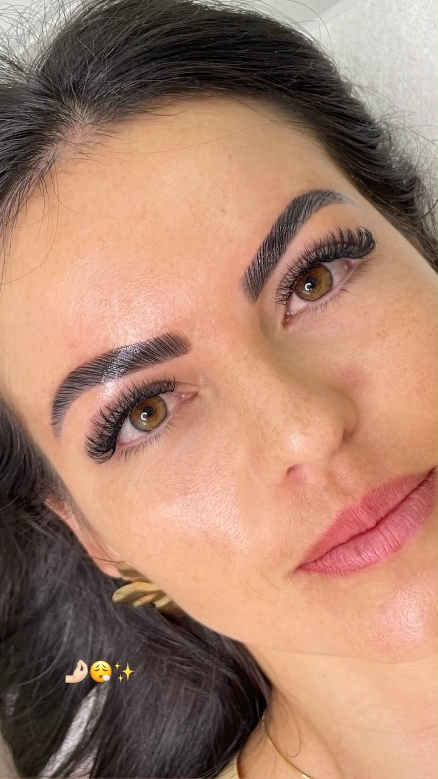 Brow lamination com cílios volumosos